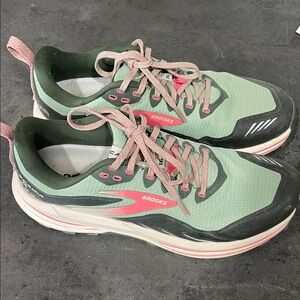 Brooks Cascadia 16 Women's Green and Pink trail running Shoes only worn once.